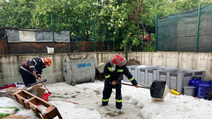 Strat de grindină la Horezu, după o furtună de 20 de minute. Foto: ISU Vâlcea