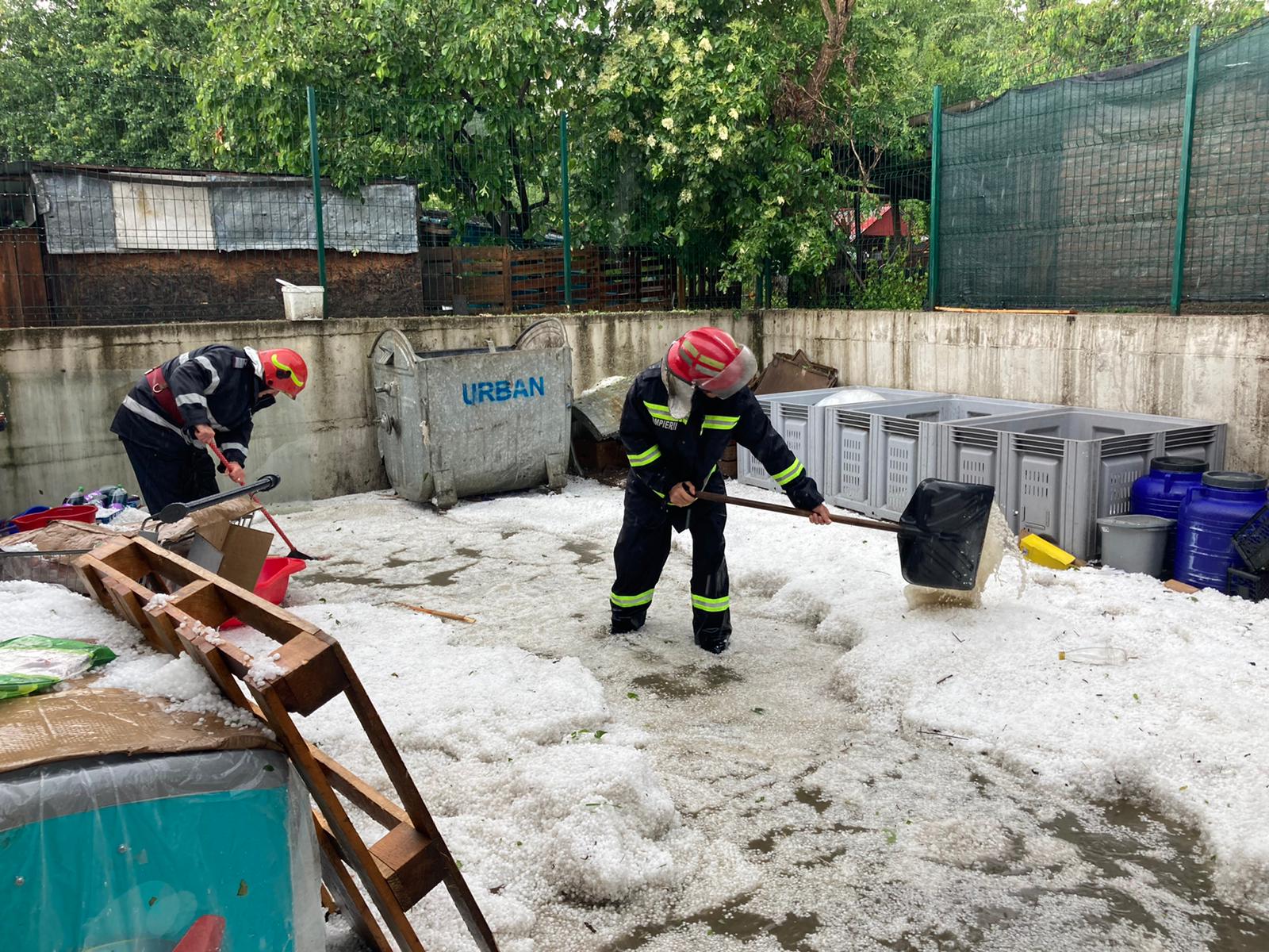 FOTO: Strat de grindină după o furtună care a durat 20 de minute, în Horezu