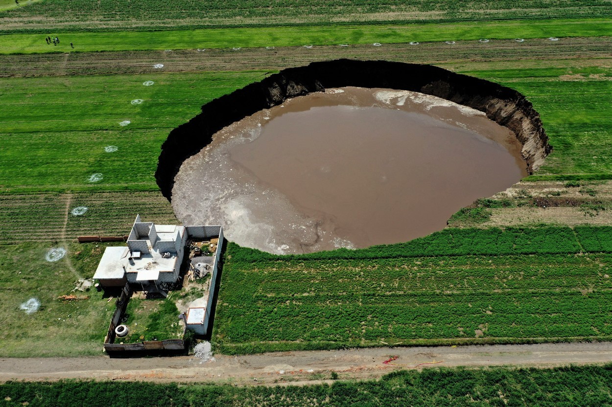 O groapă uriașă a apărut peste noapte în Mexic. Explicația specialiștilor