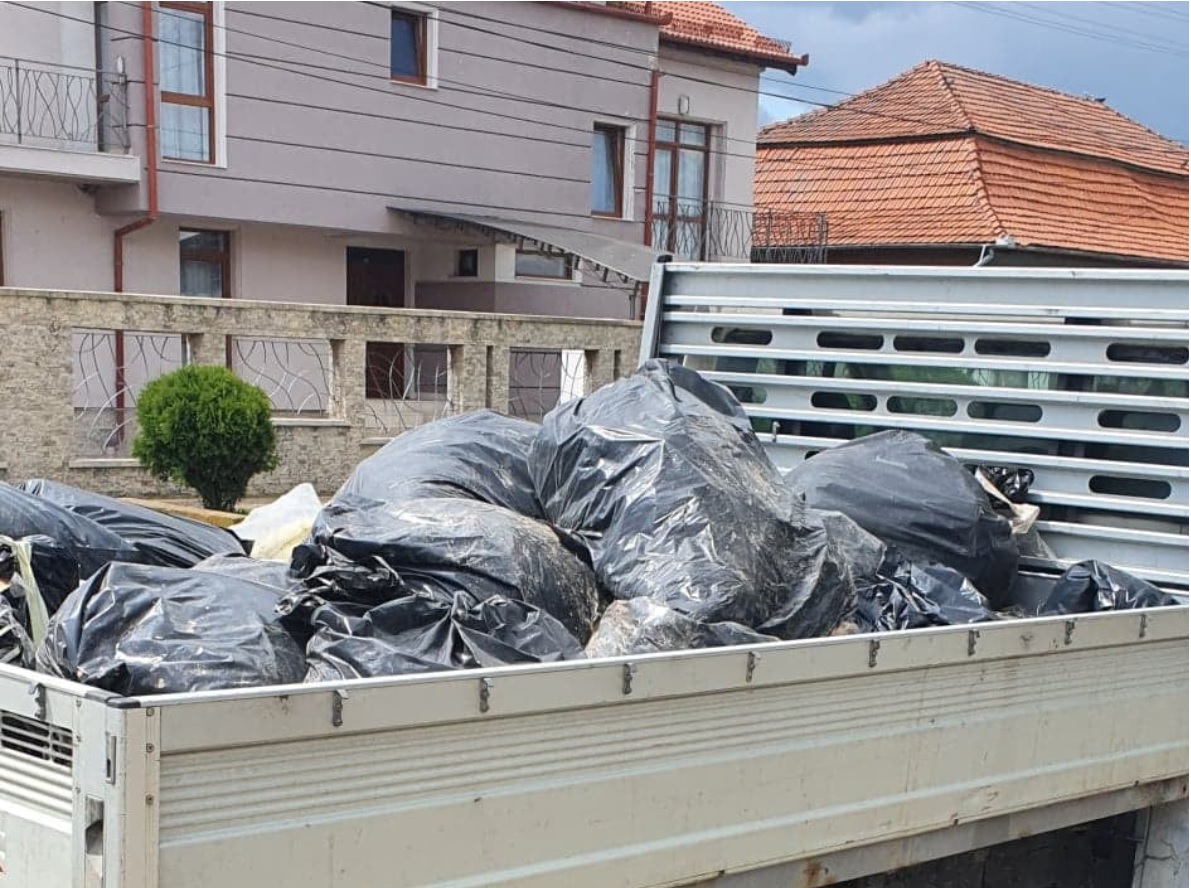FOTO. Un bărbat s-a trezit cu primarul la poartă, dar și cu sacii de gunoi pe care îi aruncase într-un canal. Cum a fost descoperit făptașul