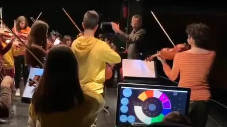 Povestea tinerei cu dizabilități care cântă la harpă cu privirea. „Nu mi-am imaginat niciodată așa ceva”