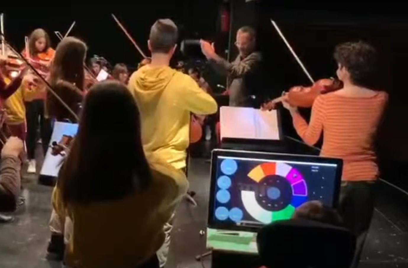 Povestea tinerei cu dizabilități care cântă la harpă cu privirea. „Nu mi-am imaginat niciodată așa ceva”