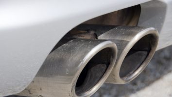 STUDIU. Plumbul din benzină persistă în aer, deși este interzis de 22 de ani