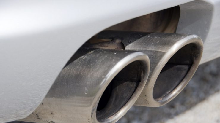 STUDIU. Plumbul din benzină persistă în aer, deși este interzis de 22 de ani