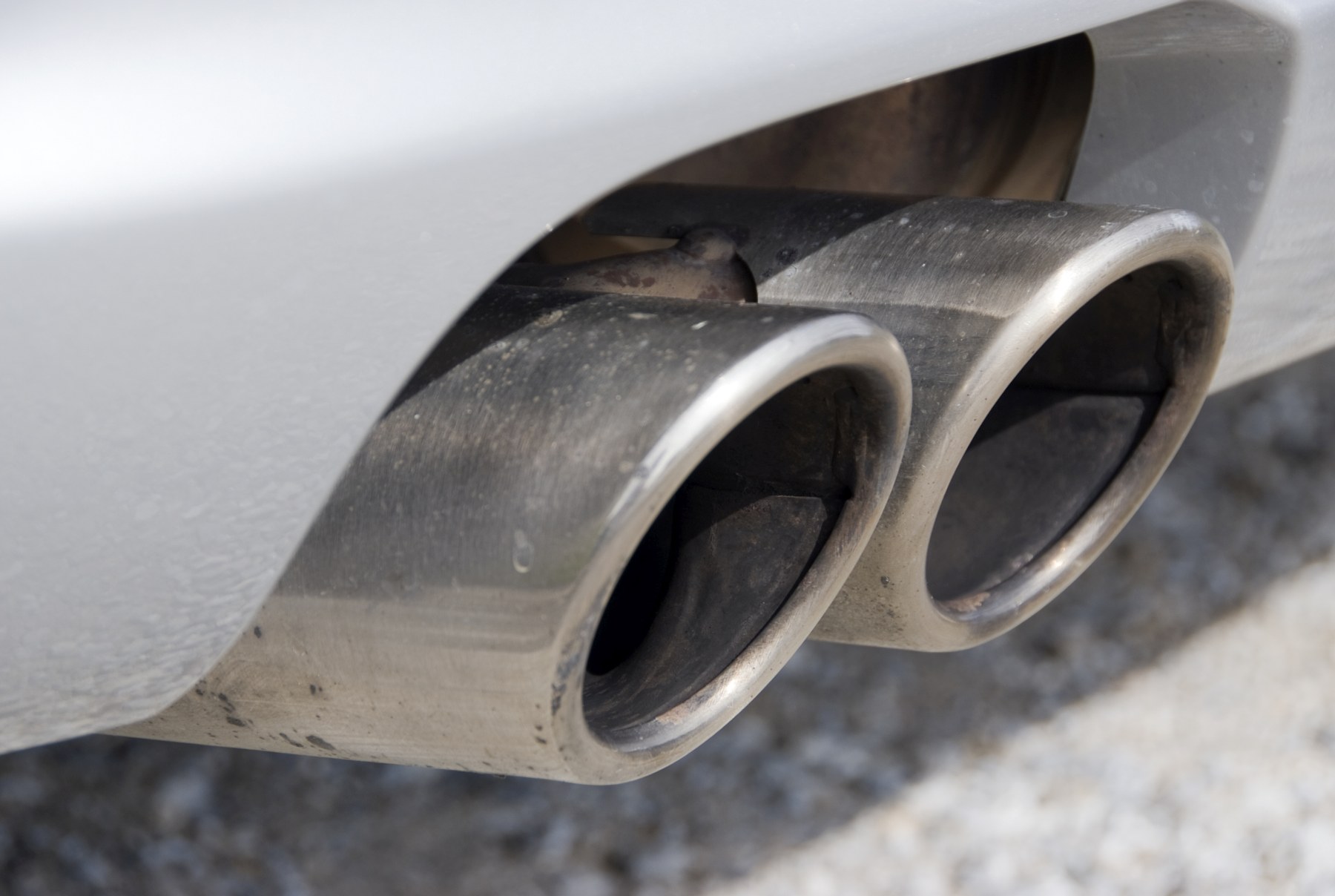 STUDIU. Plumbul din benzină persistă în aer, deși este interzis de 22 de ani