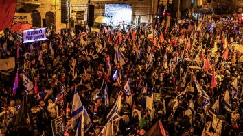 Sute de israelieni au sărbătorit sfârșitul mandatului de premier al lui Benjamin Netanyahu în fața casei sale. VIDEO