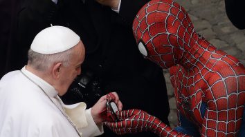 VIDEO. Apariție surpriză la Vatican. Spider-Man s-a întâlnit cu Papa Francisc și i-a oferit un cadou
