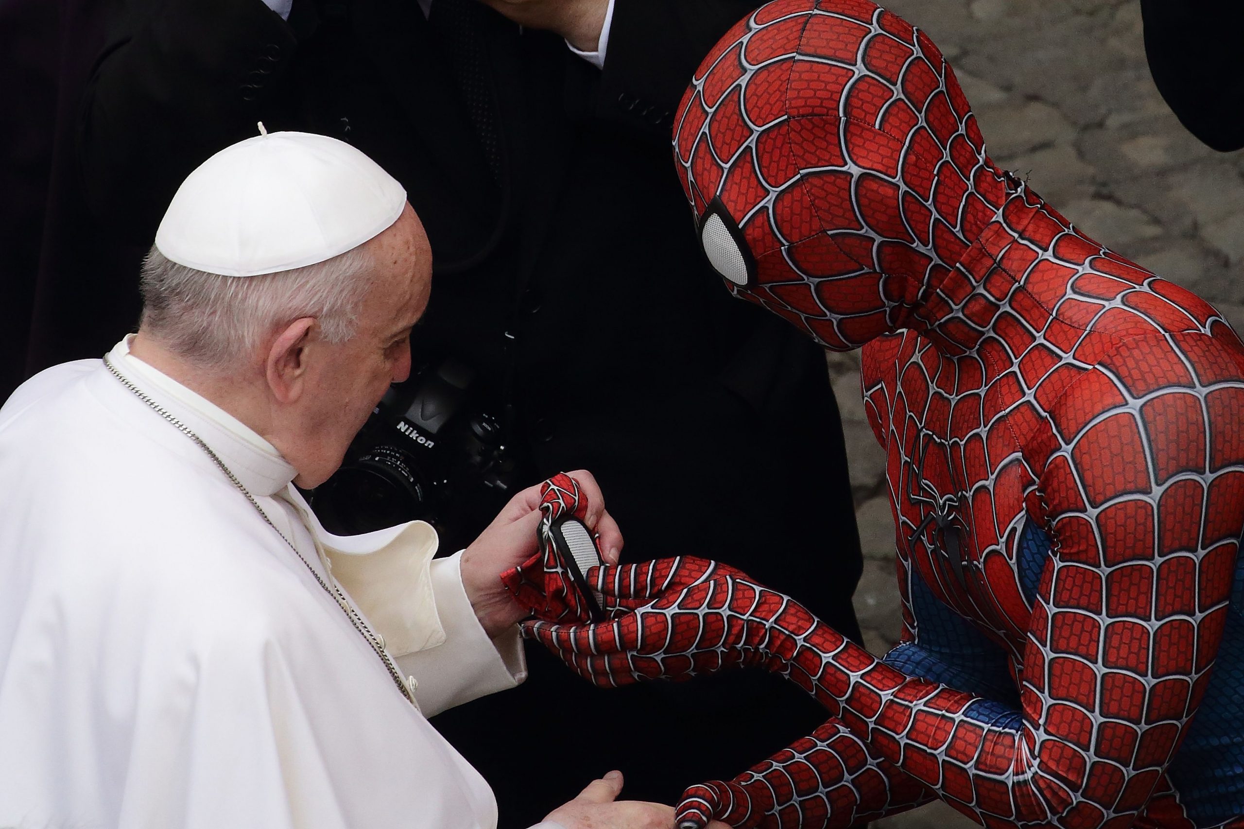 VIDEO. Apariție surpriză la Vatican. Spider-Man s-a întâlnit cu Papa Francisc și i-a oferit un cadou