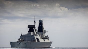 Distrugătorul britanic HMS Defender.