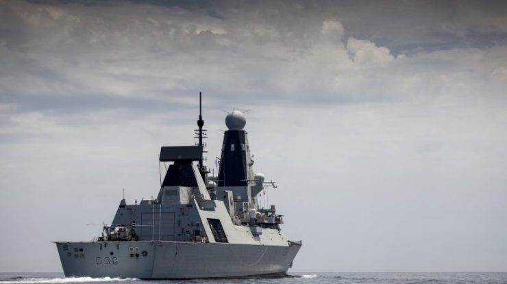 Distrugătorul britanic HMS Defender.