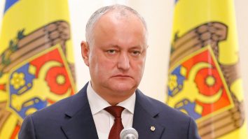 Igor Dodon, despre protestul AUR din fața casei sale: „I-au găsit pe aceşti debili şi idioţi care sunt folosiţi ca bâtă politică”