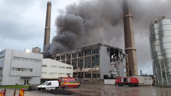 Incendiu în hala unei firme care colectează deșeuri.