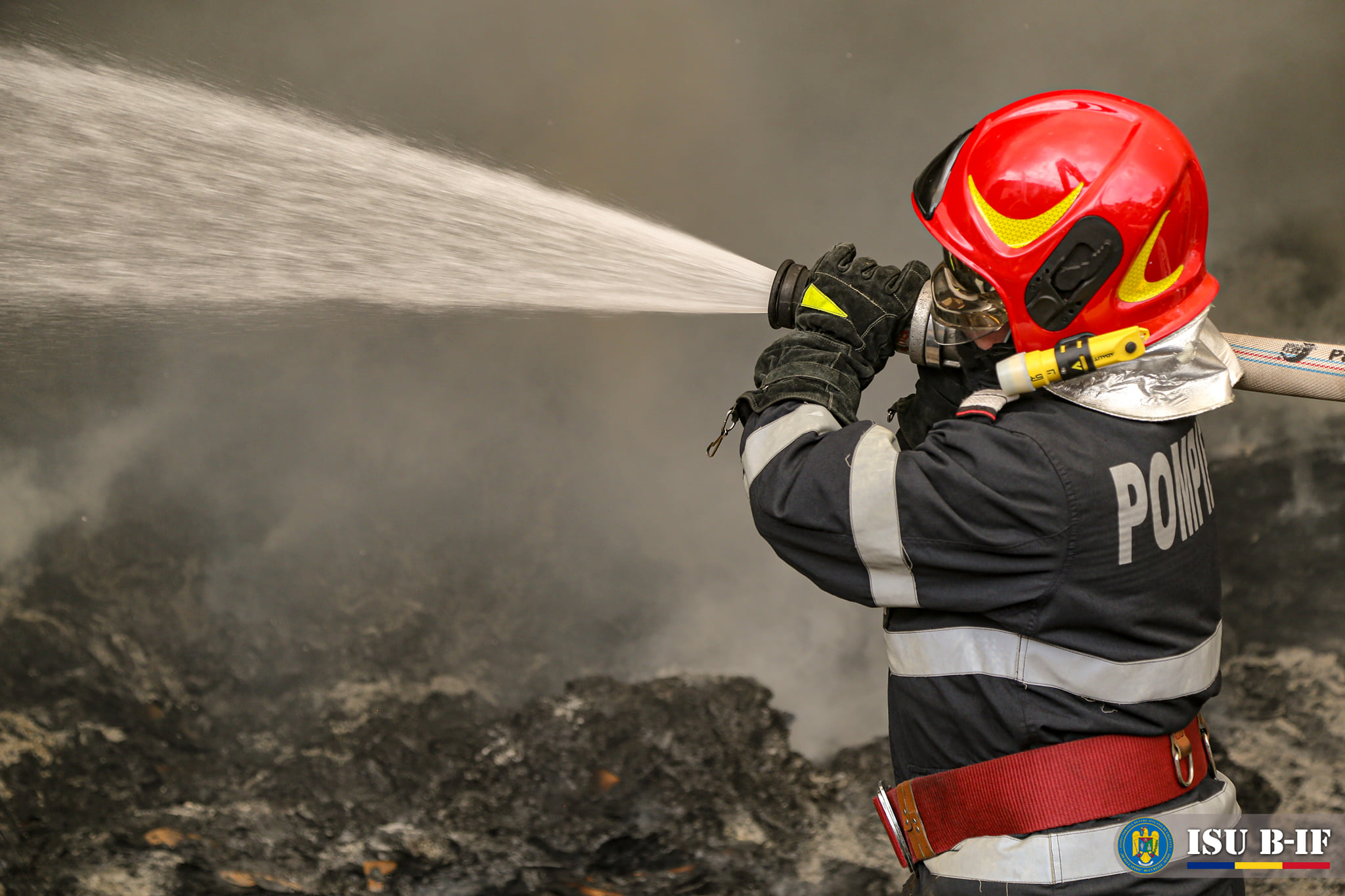 Incendiu puternic la un hotel din Eforie Sud. Peste 80 de turiști, între care și copii, evacuați