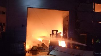 Incendiu în hala unei firme de colectare a deșeurilor periculoase din Prahova.