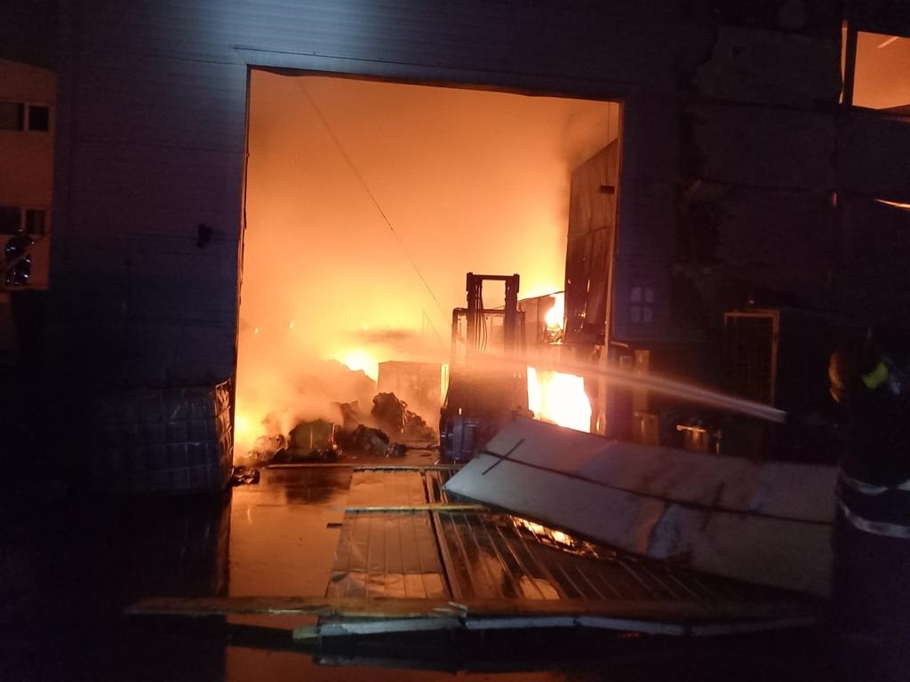 Incendiu puternic în hala firmei de colectare a deșeurilor din Brazi. ISU: „Nu mai sunt focare vizibile, dar cu siguranță arde mocnit pe dedesubt”