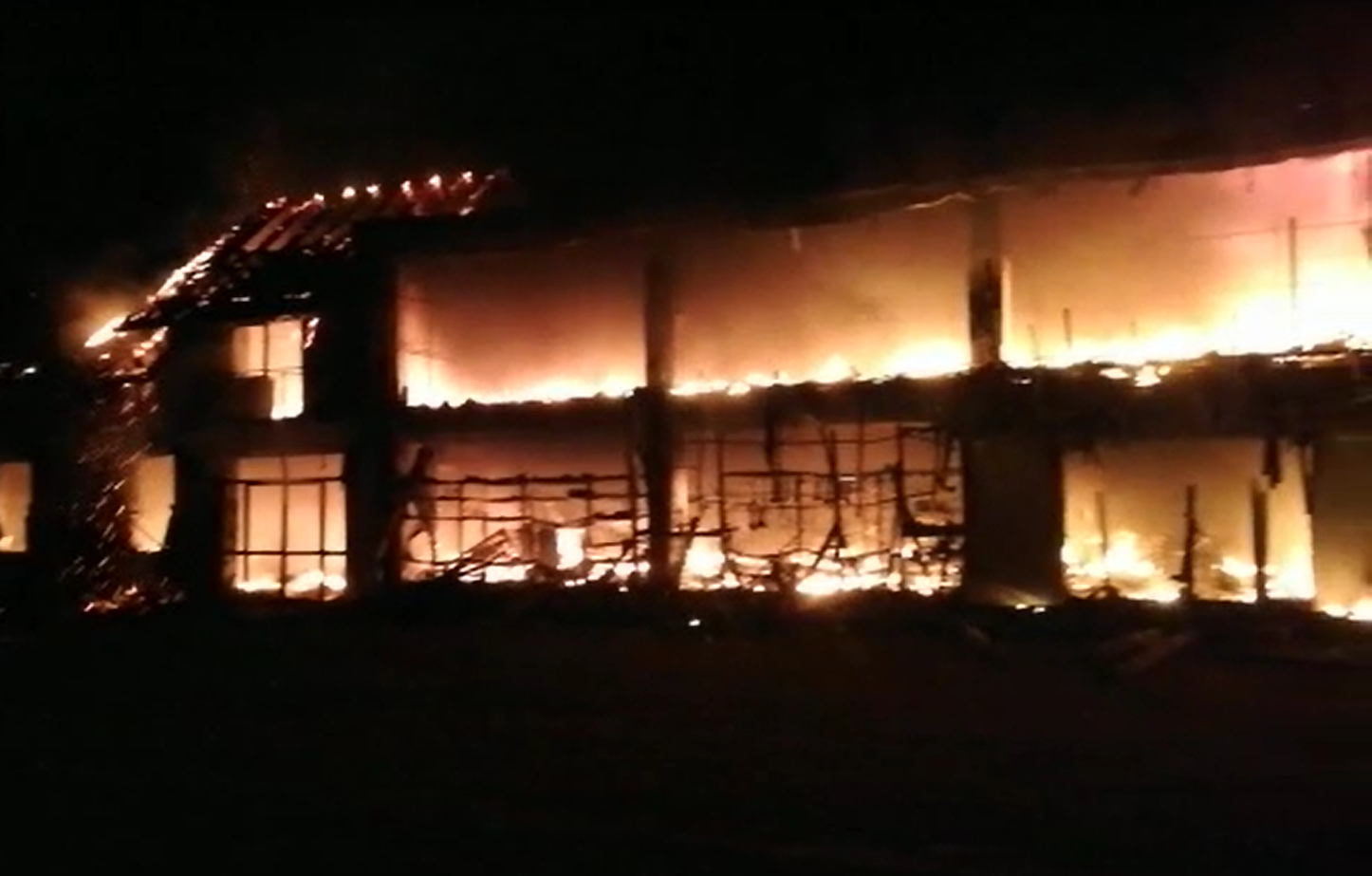 Incendiu puternic în Timiș. Un magazin a ars în totalitate. VIDEO