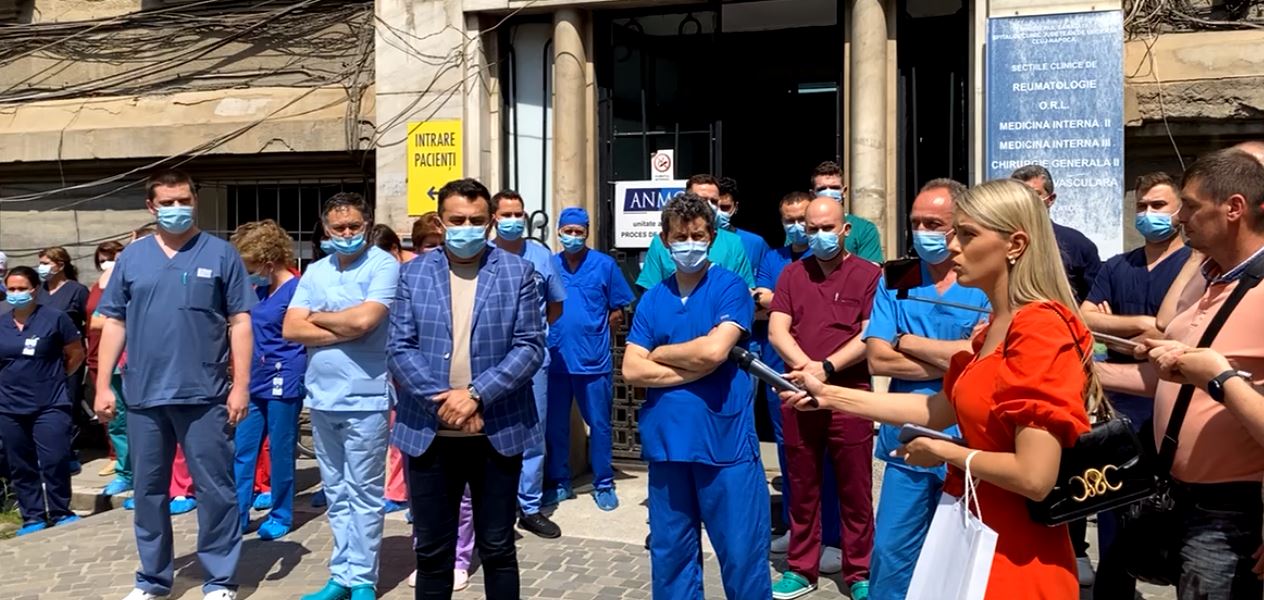 Medicii de la Institutul de Urologie din Cluj au ieșit în stradă. O acuză pe Ioana Mihăilă că vrea să desființeze instituția