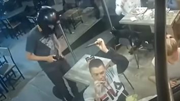 VIDEO. Momentul în care un client își savurează liniștit aripioarele de pui în timpul unui jaf armat a devenit viral