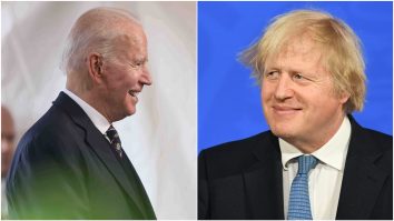 Joe Biden și Boris Johnson se privesc zâmbind.