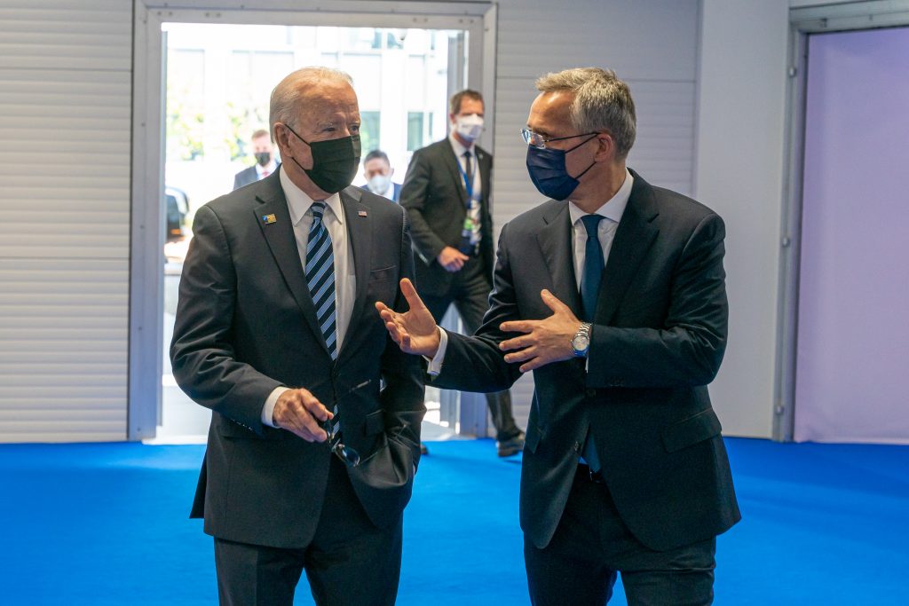 Joe Biden, întâmpinat de Jens Stoltenberg la summitul NATO. Foto: nato.int