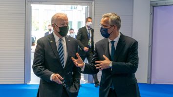 Joe Biden, întâmpinat de Jens Stoltenberg la summitul NATO. Foto: nato.int