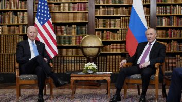 Cum i-au trădat gesturile pe Biden și Putin. „Au avut tendinţa să-şi acopere părţile intime”