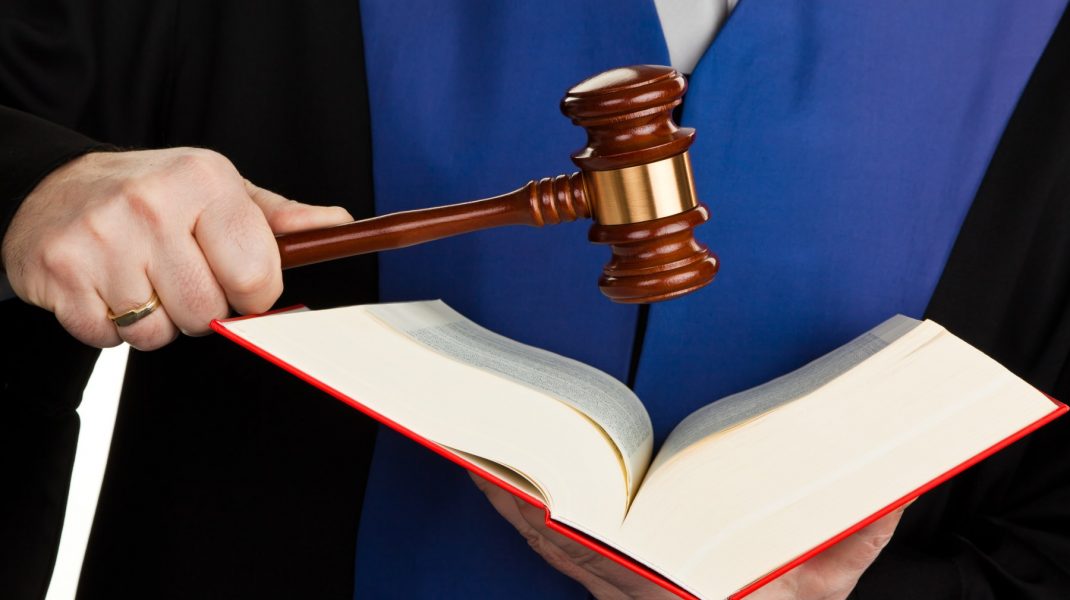 Judecător cu Constituție și ciocănel.
