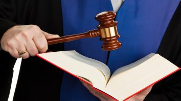 Judecător cu Constituție și ciocănel.