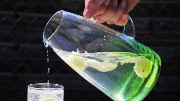 Rețetă pentru seri de vară: cum să faci limoncello din coajă de lămâie