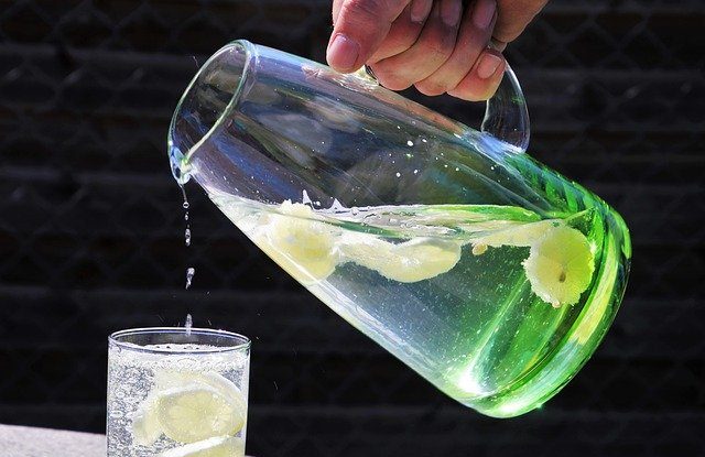 Rețetă pentru seri de vară: cum să faci limoncello din coajă de lămâie