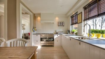 Locuințele, poluate de cinci ori mai mult decât în exterior. Care sunt cele mai nocive obiceiuri