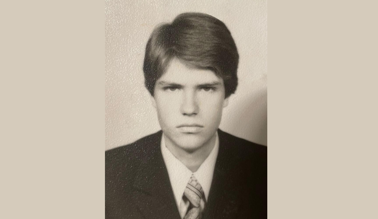 Klaus Iohannis a publicat, de Ziua copilului, o poză de când avea 17 ani. Ce i-au scris oamenii