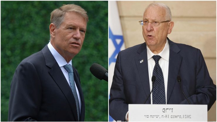 Klaus Iohannis și Reuven Rivlin, într-un colaj foto, se privesc unul pe celălalt.