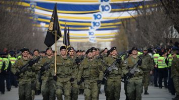 Tensiuni crescute în Kosovo: Președintele Serbiei a trimis armata la granița cu Kosovo, în urma ciocnirilor dintre protestatari și poliție