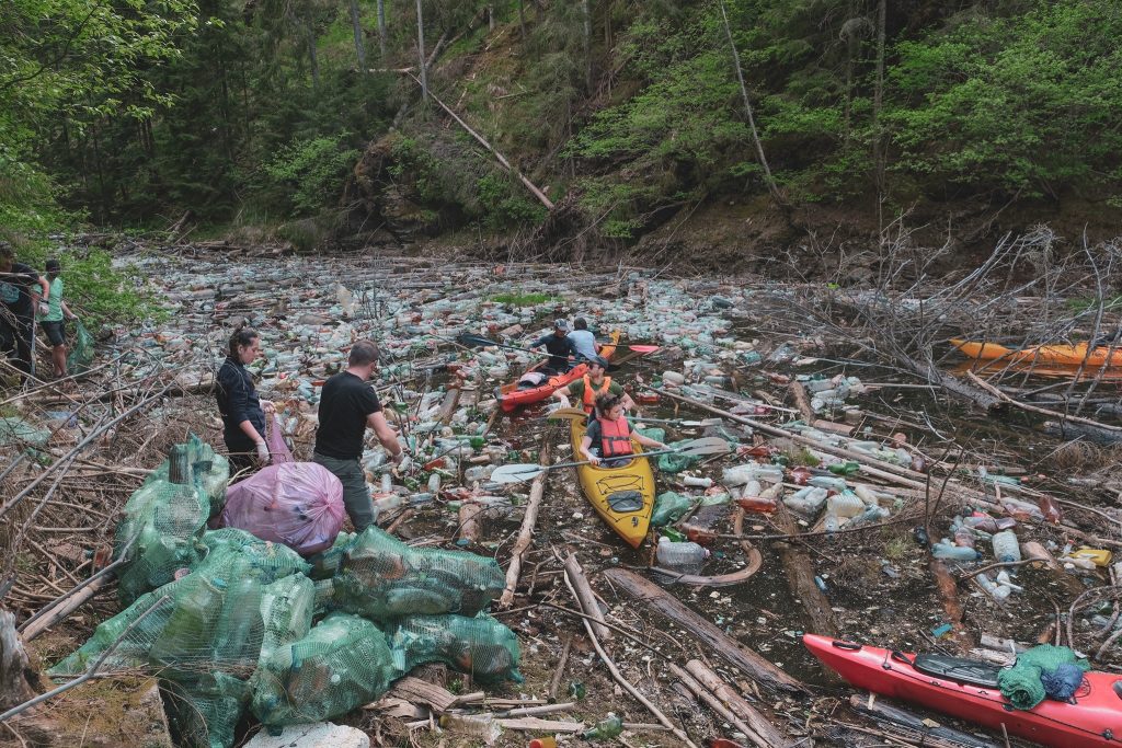 Imagini dezolante pe Lacul Beliș. 3.500 de saci cu gunoi au fost strânși de pe unul din cele mai frumoase lacuri din țară. FOTO