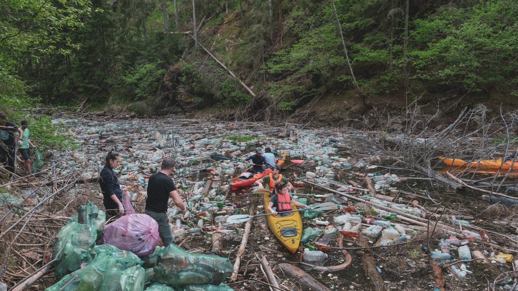 Imagini dezolante pe Lacul Beliș. 3.500 de saci cu gunoi au fost strânși de pe unul din cele mai frumoase lacuri din țară. FOTO