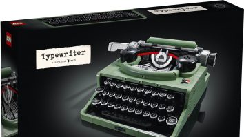 LEGO a lansat mașina de scris cu peste 2.000 de piese. Cât costă un set