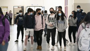 Elevii cer testare gratuită și săptămânală pentru cei nevaccinați