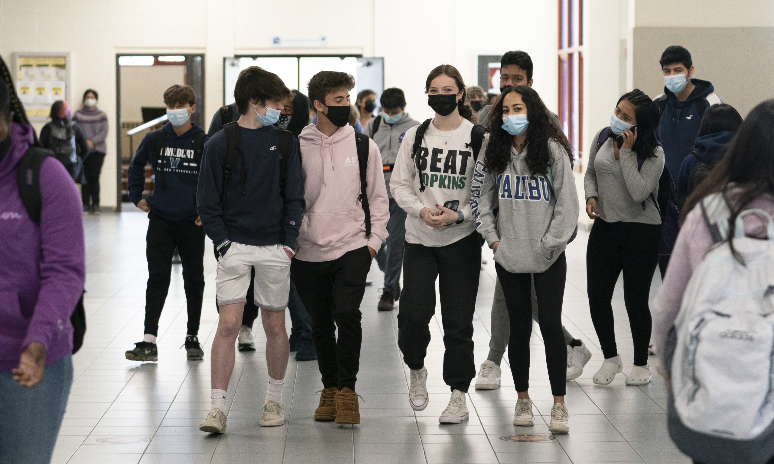 Excursie de final de an cu sute de elevi, întreruptă de un focar de Covid-19. Cel puțin 268 de tineri sunt izolați