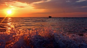 Valuri în apusul soarelui.