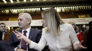 Liviu Dragnea și Irina Tănase la Sala Palatului stând pe scaune.