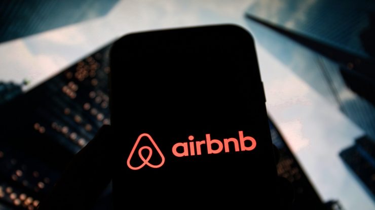 O tânără a primit 7 milioane de dolari de la Airbnb, după ce a fost violată într-un apartament închiriat