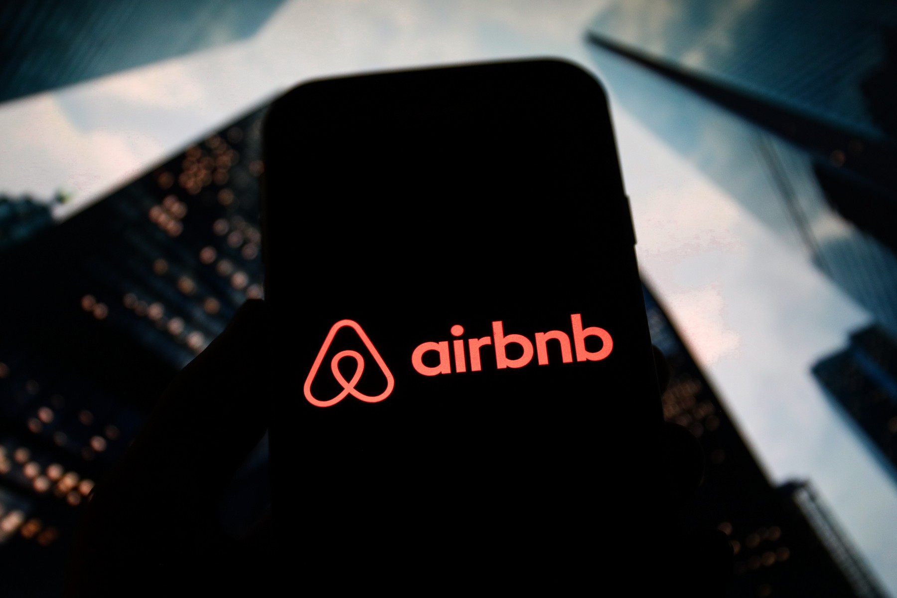 O tânără a primit 7 milioane de dolari de la Airbnb, după ce a fost violată într-un apartament închiriat