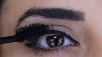 Produsele de make-up, contaminate cu substanțe toxice ca cele din teflon. Fondul de ten e pe listă