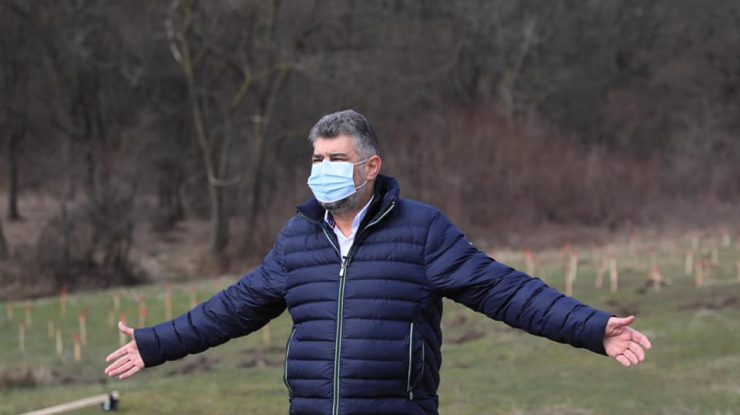marcel ciolacu cu bratele intinse la plantat copaci.
