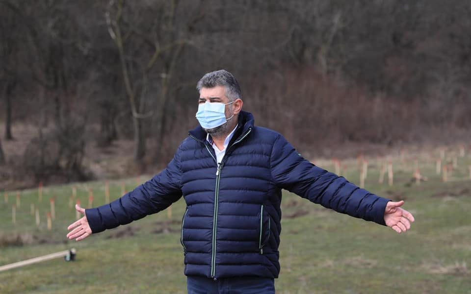 marcel ciolacu cu bratele intinse la plantat copaci.