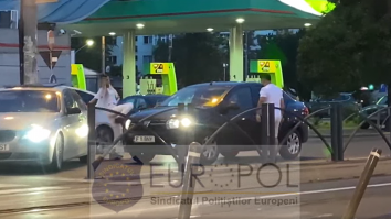 Incident violent în Bucureşti. Un bărbat și o femeie blochează o maşină şi o distrug cu o crosă de golf. Foto: Sindicatul Europol