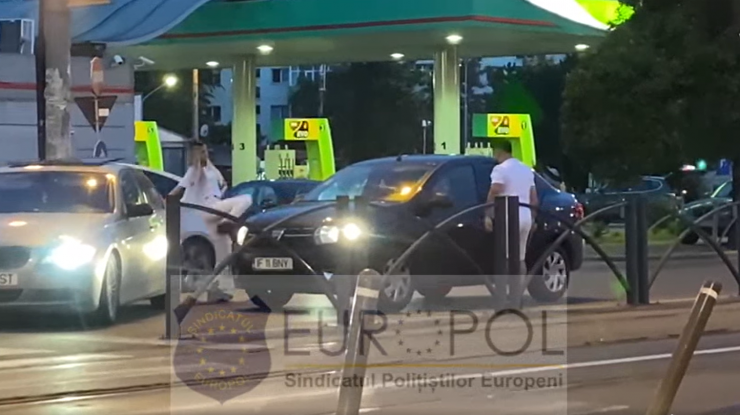 Incident violent în Bucureşti. Un bărbat și o femeie blochează o maşină şi o distrug cu o crosă de golf. Foto: Sindicatul Europol