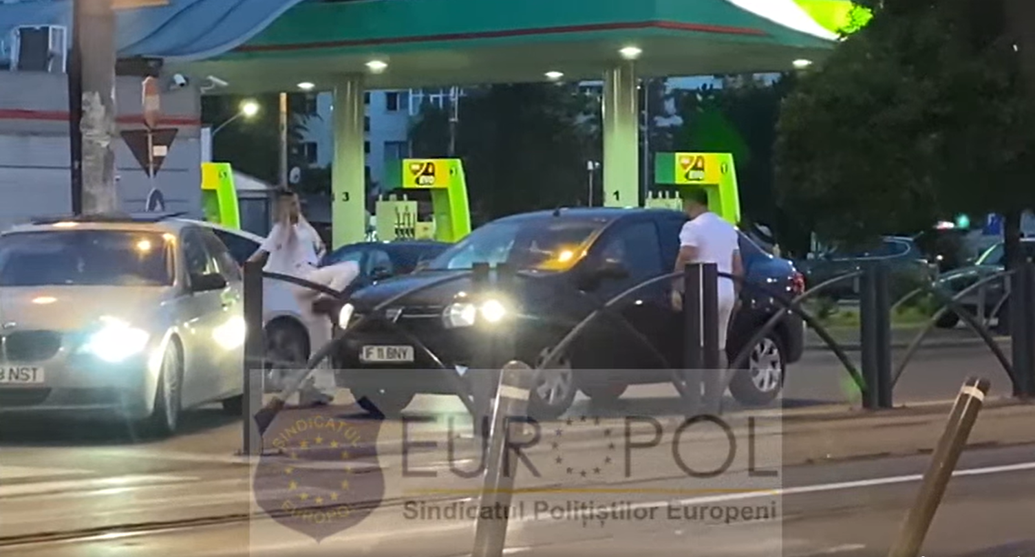 VIDEO: Incident violent în Bucureşti. Un bărbat și o femeie blochează o maşină şi o distrug cu o crosă de golf