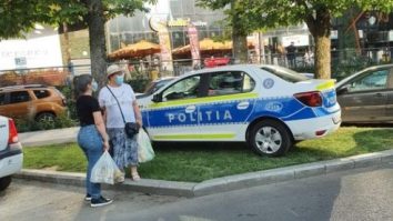 Mașină de poliție parcată pe iarbă, în București. Reacția lui Robert Negoiță. FOTO